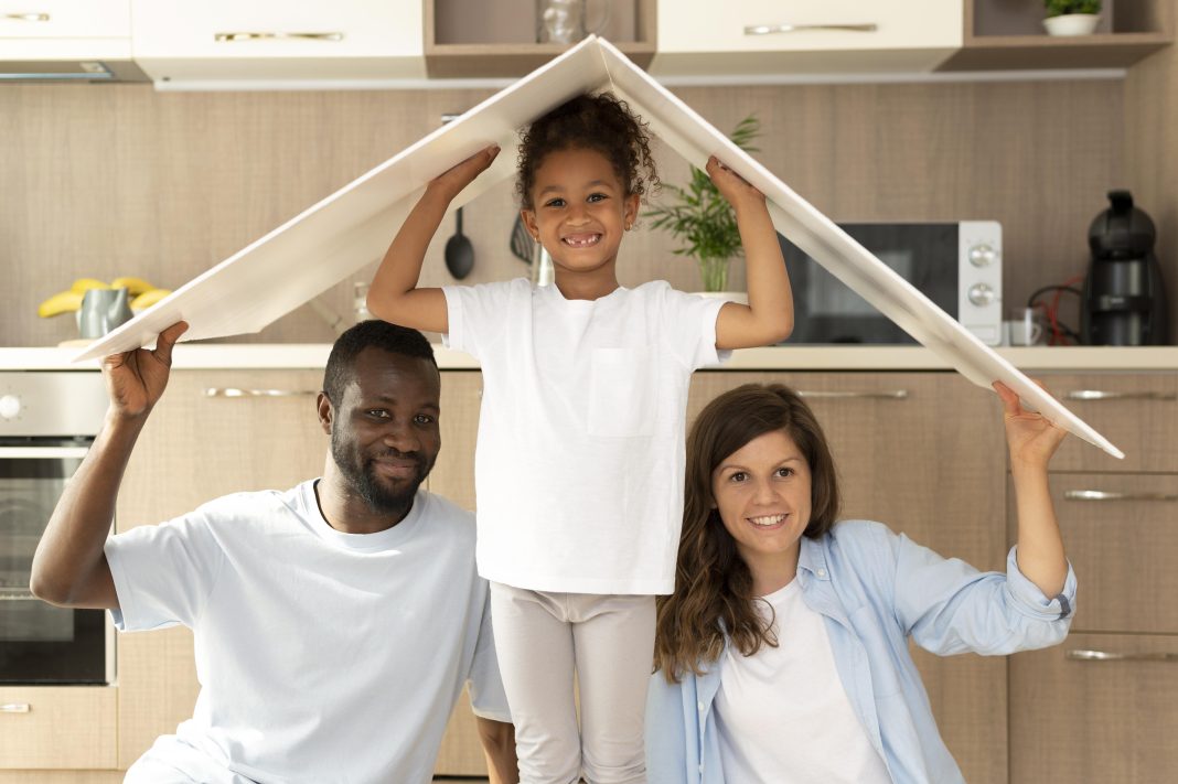 family-spending-time-together-home Agrandir votre maison
